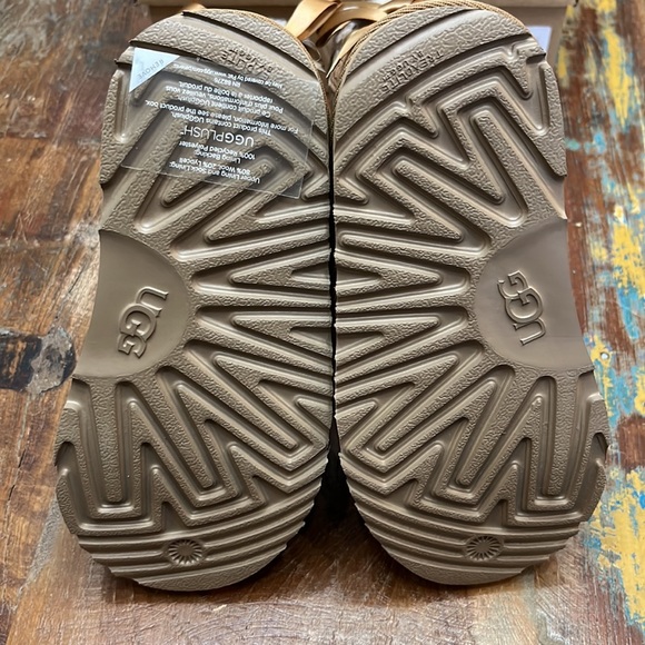 New in Box Ugg Bailey Bow Planetary Boots - Picture 5 of 6